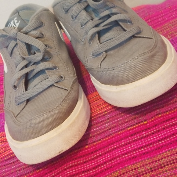 NIKE SHOES - Picture 2 of 6